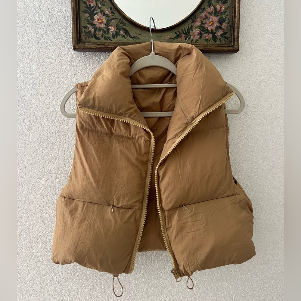 2 Cropped puffer vest, beige and black!